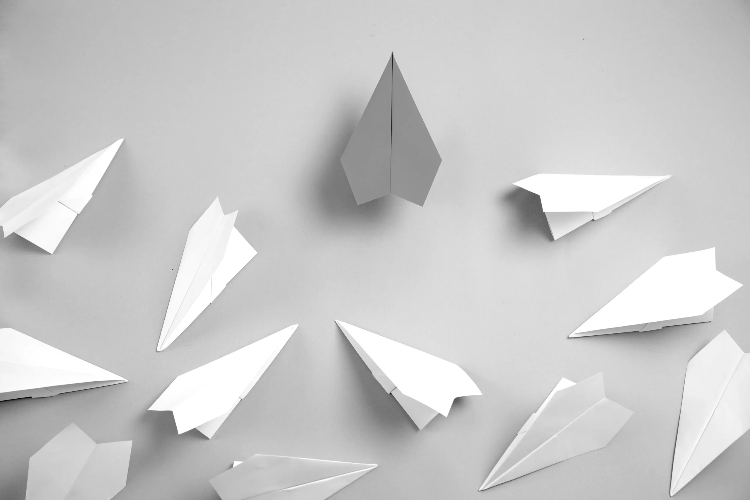 red-white-paper-airplanes-blue-background-leadership-teamwork-3 copia